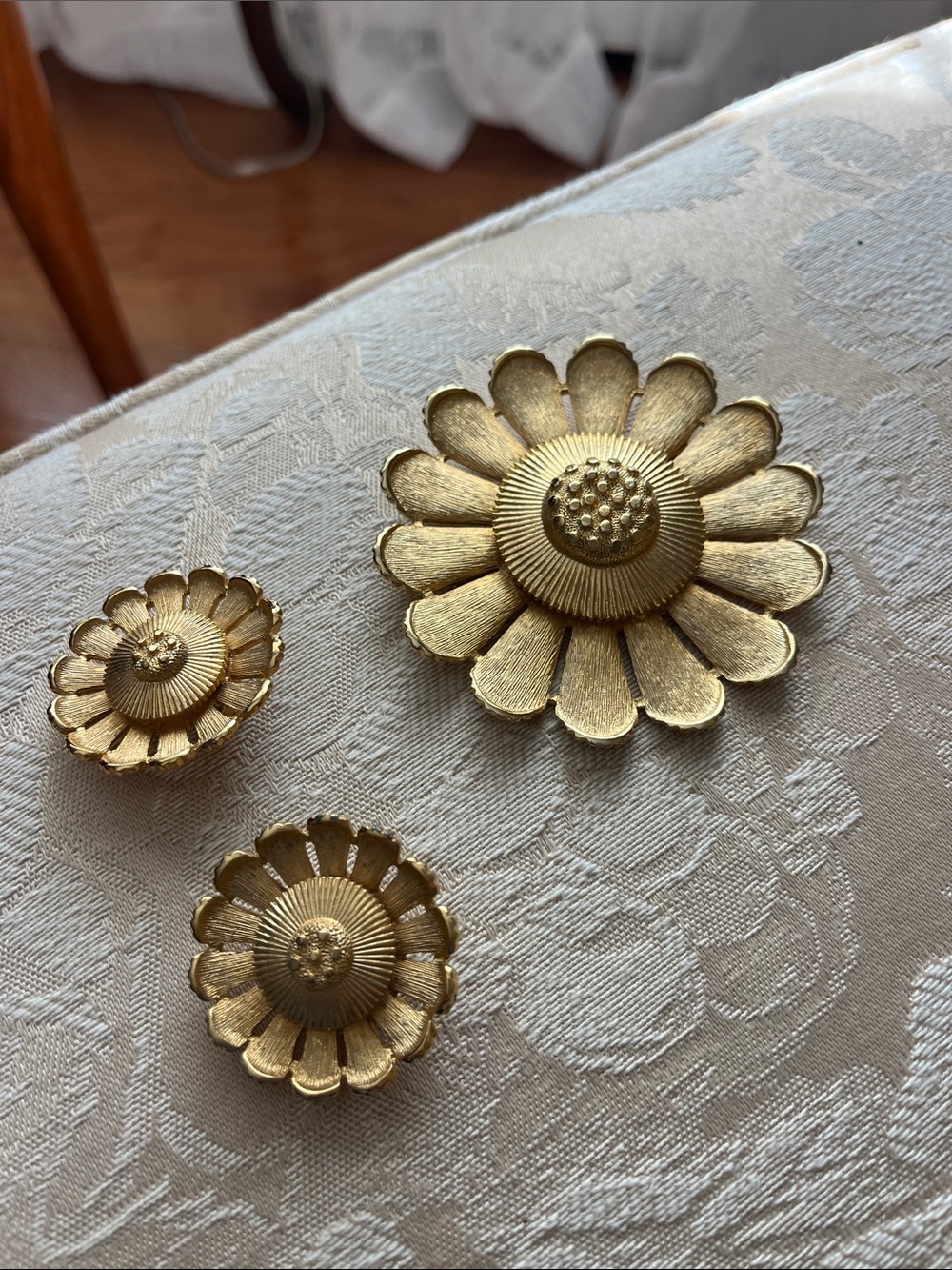 Vintage gold sunflower earrings and brooch.